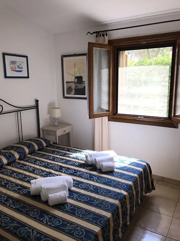 Villino Iris Villa Murta Maria 0*,  Italia